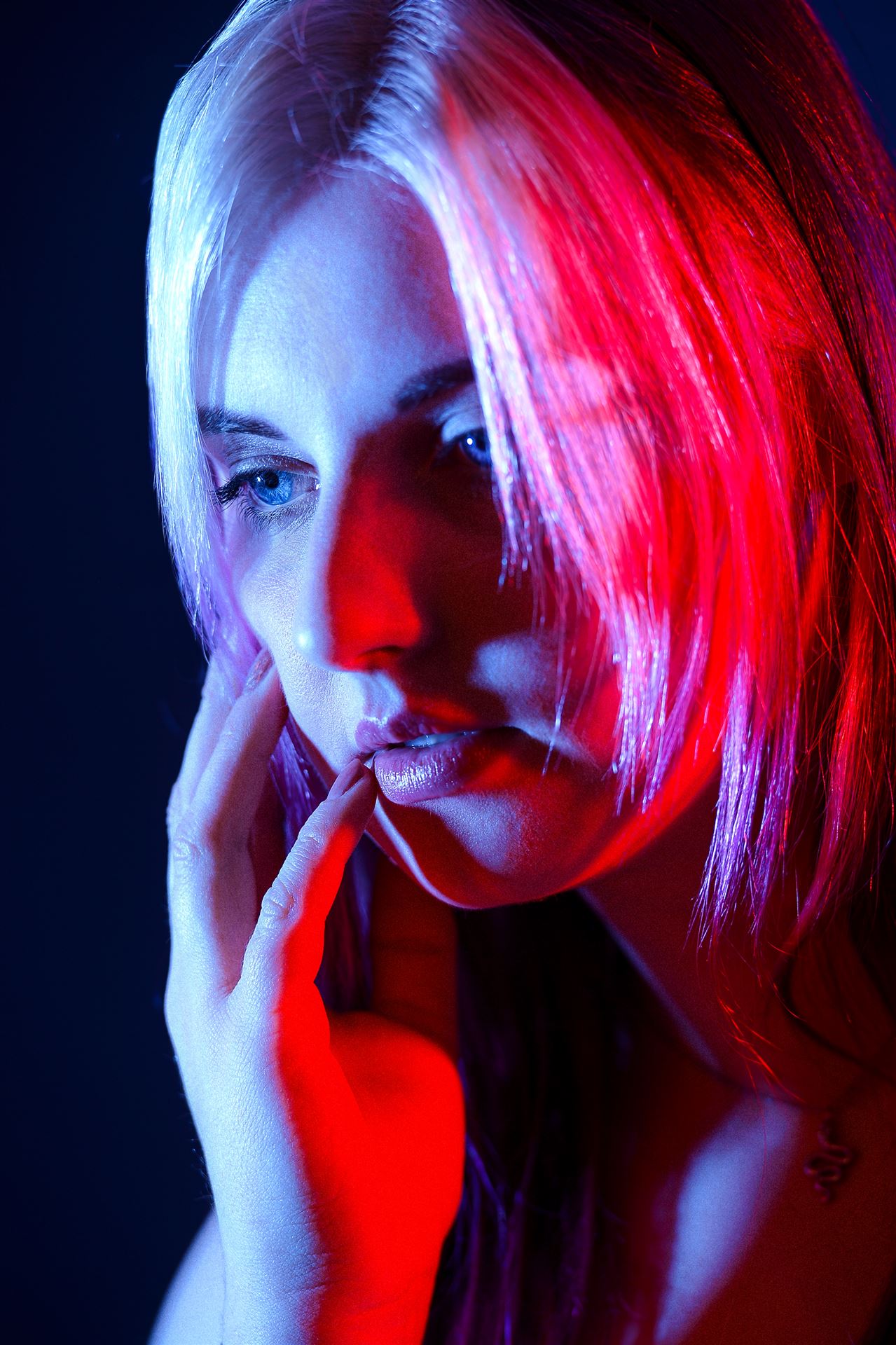 Frauenportrait mit roter und blauer Beleuchtung