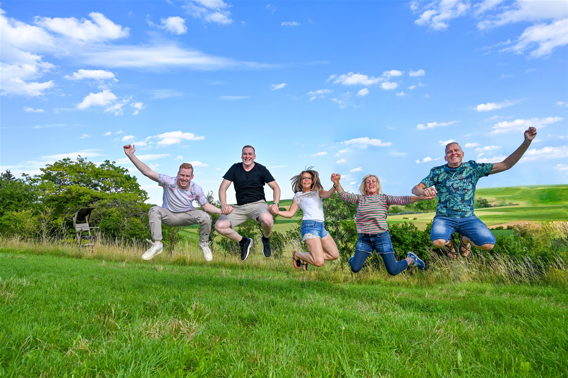 Familie bei einer dynamischen Outdoor-Aufnahme