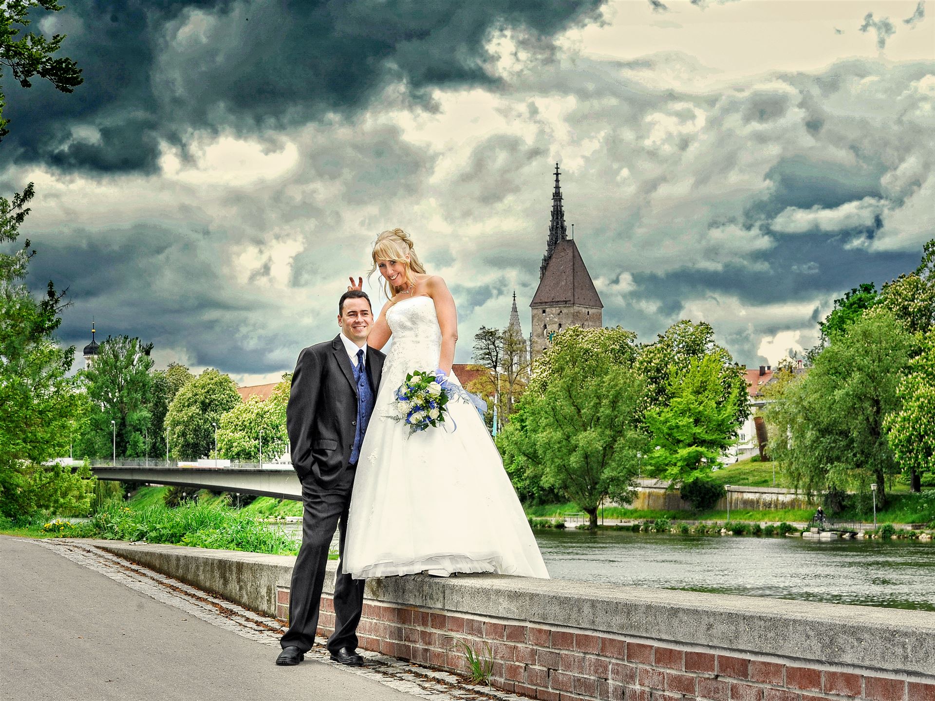 Brautpaar in einer urbanen Hochzeitskulisse