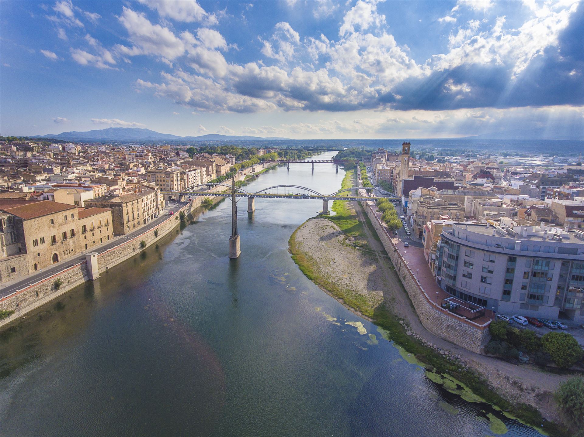 Luftaufnahme einer Stadt- und Flusslandschaft