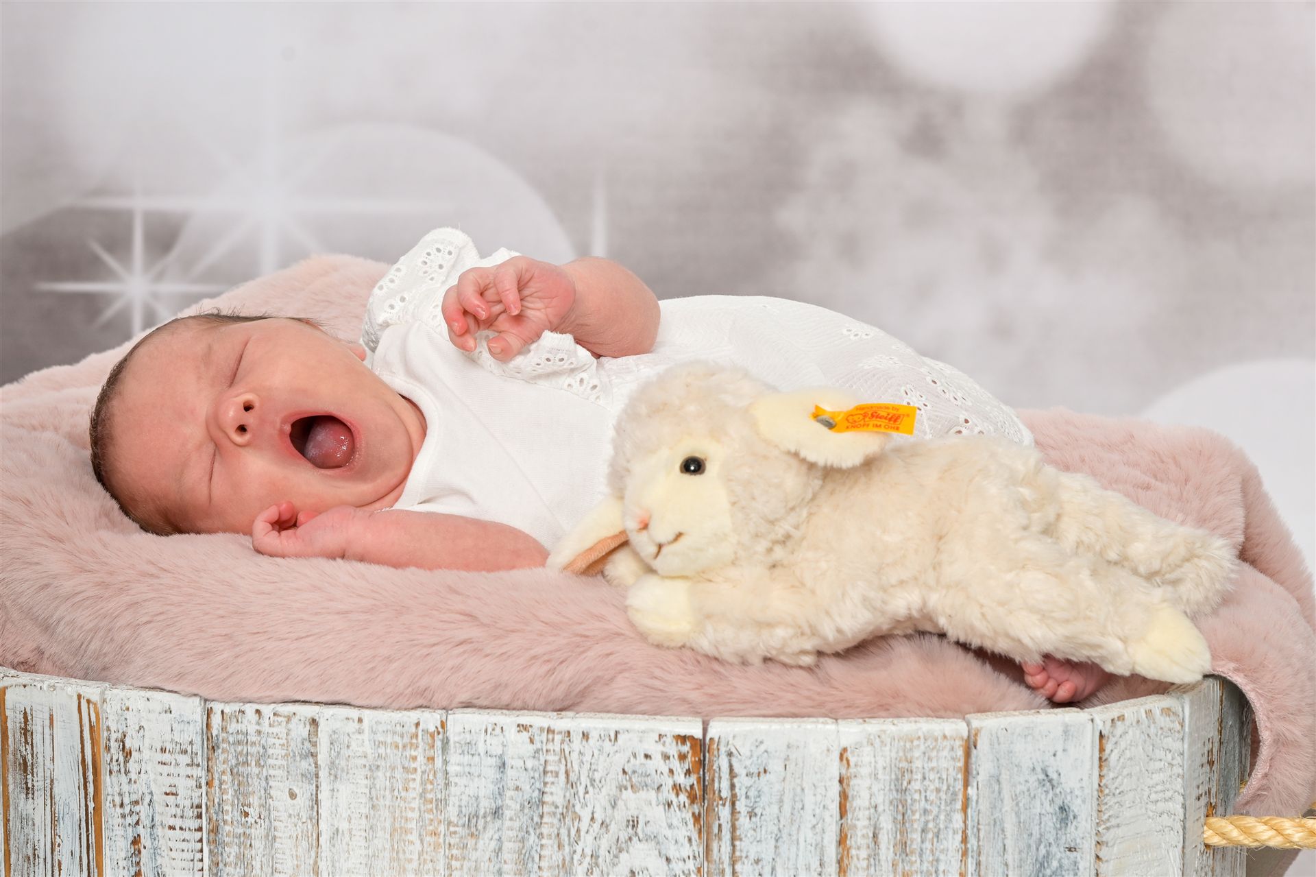 Newborn gähnend – süßer Moment