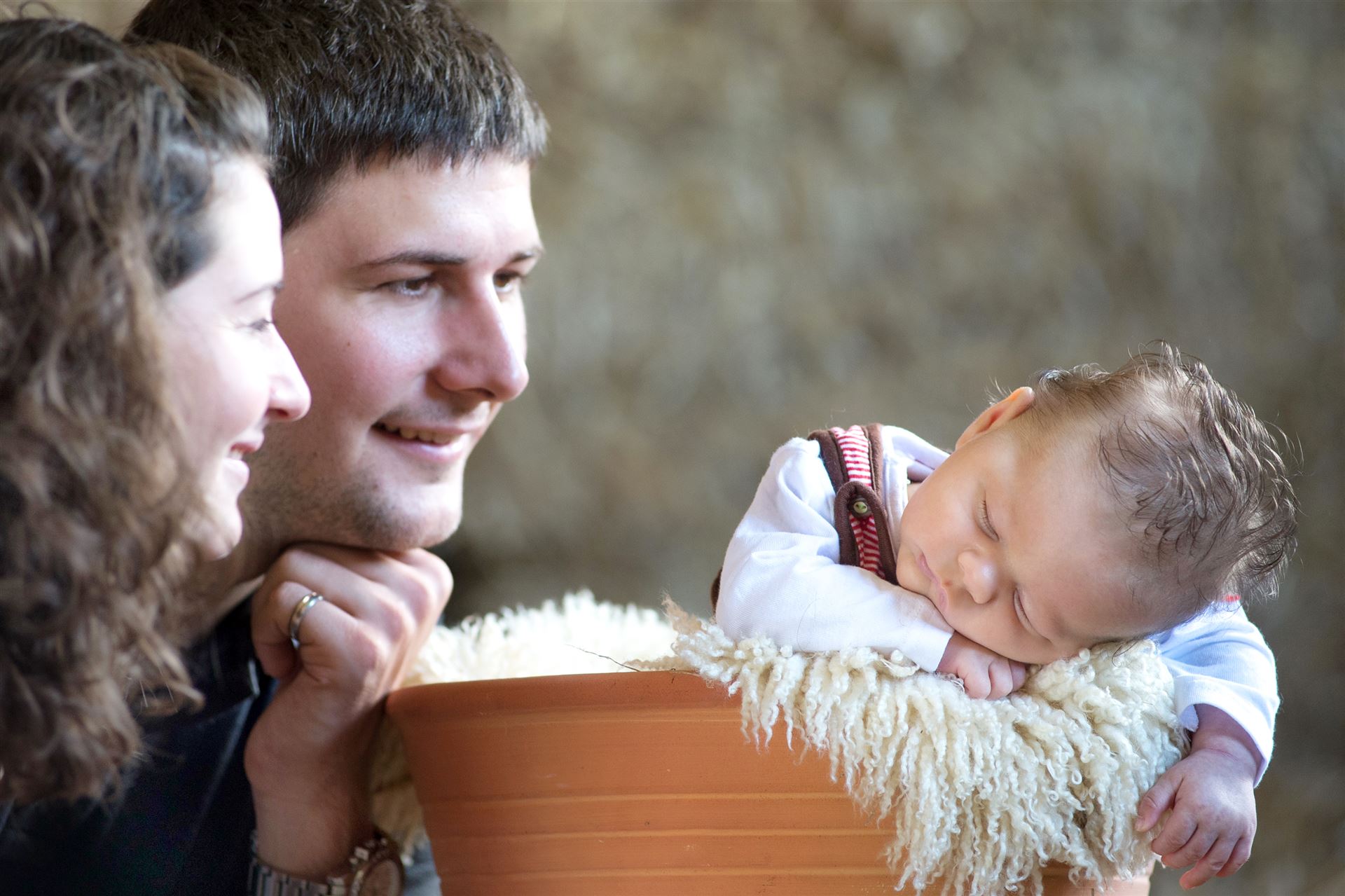 Baby mit Eltern – inniger Moment