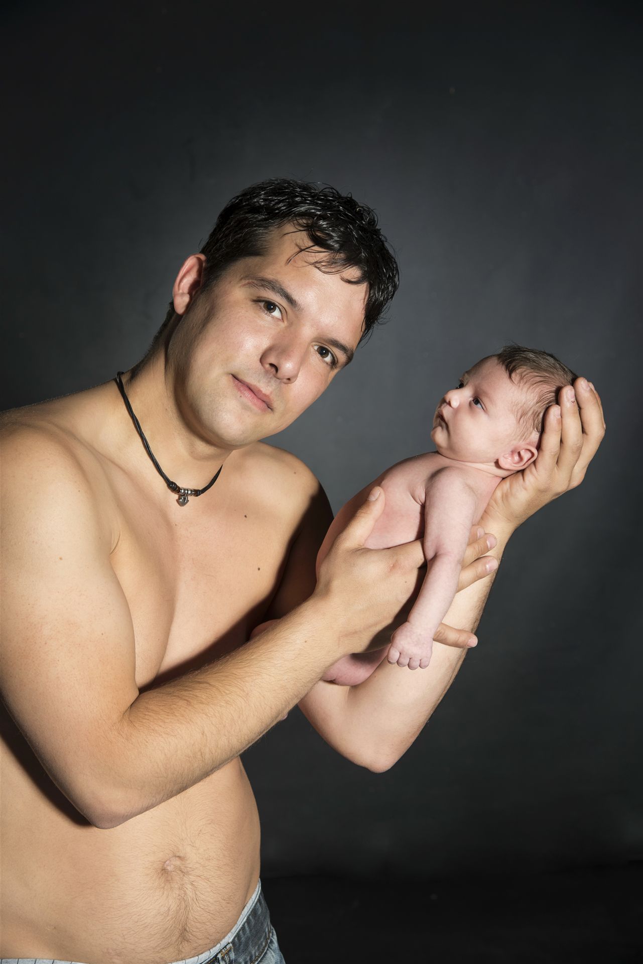 Baby im Arm der Eltern