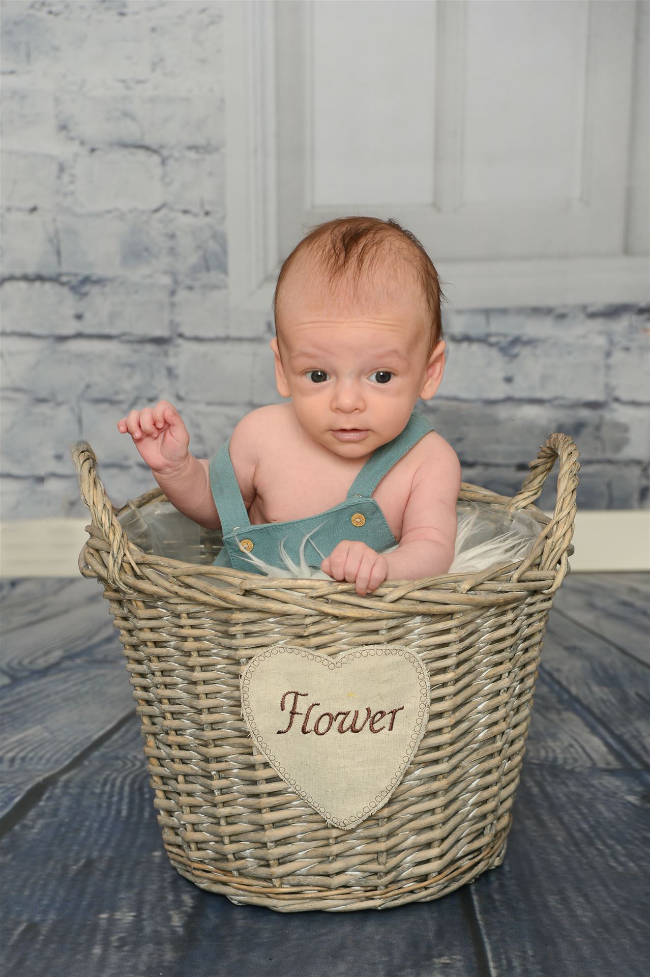 Baby in einem liebevoll vorbereiteten Fotoset im Fotostudio Denk