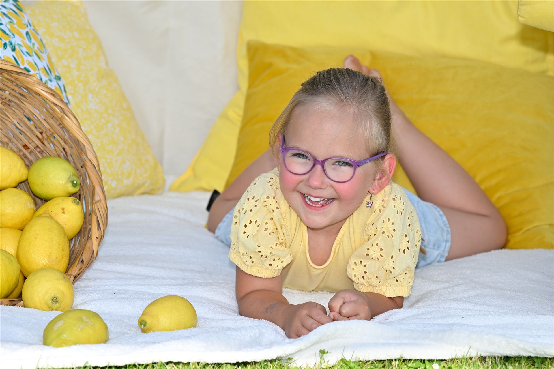 Spielendes Kind bei einem Kita-Fotoshooting