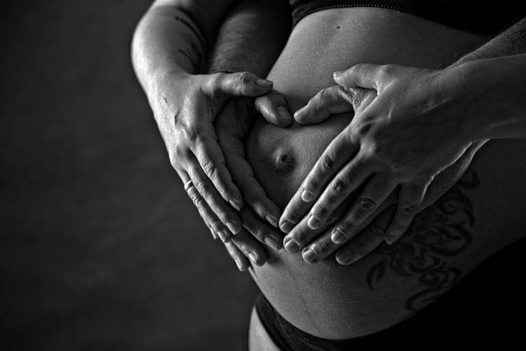 Babybauch – inniger Moment mit Partner